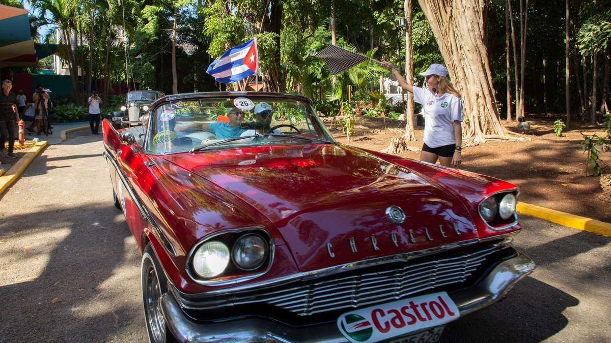 El rally celebra el 125to aniversario de la llegada del primer automóvil a la isla
