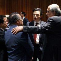 Tras larga discusión y amenaza de ir a la Corte, diputados prohíben que funcionarios ganen más que el presidente