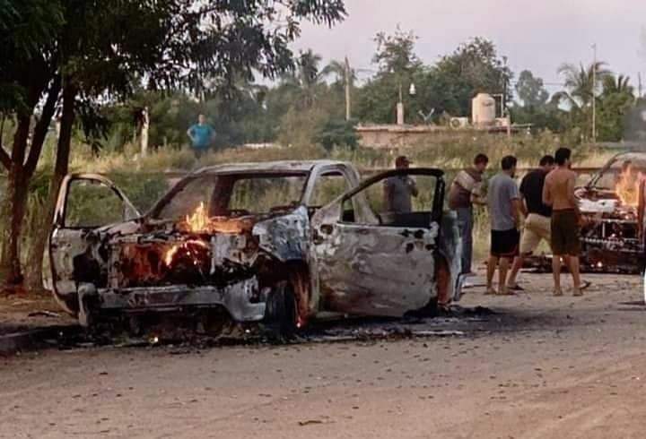Vehículo incendiado durante enfrentamiento armado en zona rural de Sinaloa durante el contexto de la guerra entre "Chapitos" y "Mayos"
