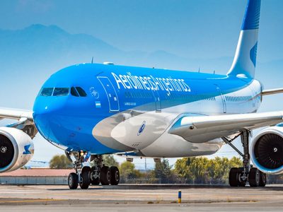 Aerolíneas Argentinas comenzó a cobrar el equipaje de mano en algunos de sus vuelos