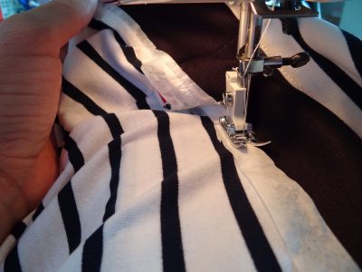 Con una media vieja podés hacerle un bolsillo interno a tu pantalón o pollera para guardar el celu: mirá cómo