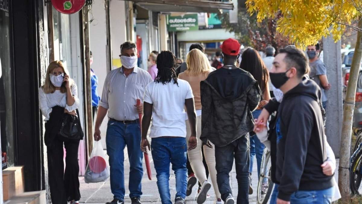 Gente camina por el centro de Neuquén Capital. Fuente: (Twitter)