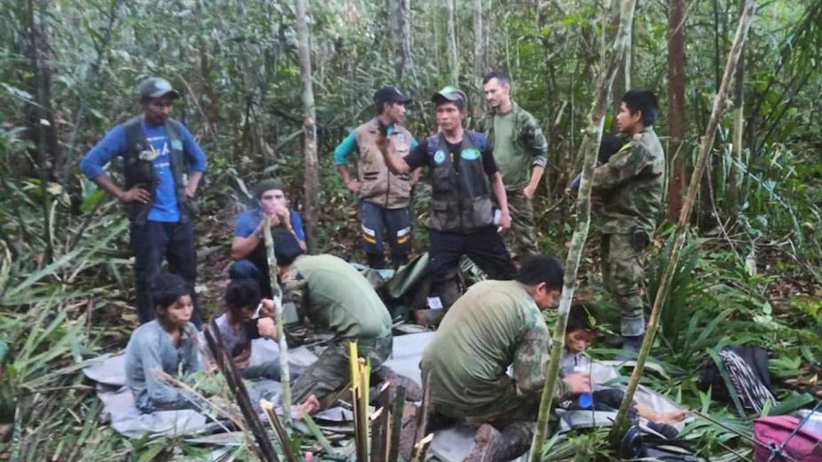 Soldados e indígenas junto con los niños rescatados