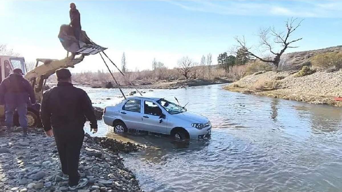 Los operarios debieron utilizar una máquina vial del municipio para rescatar el vehículo del interior del cauce. Fuente: (Facebook)