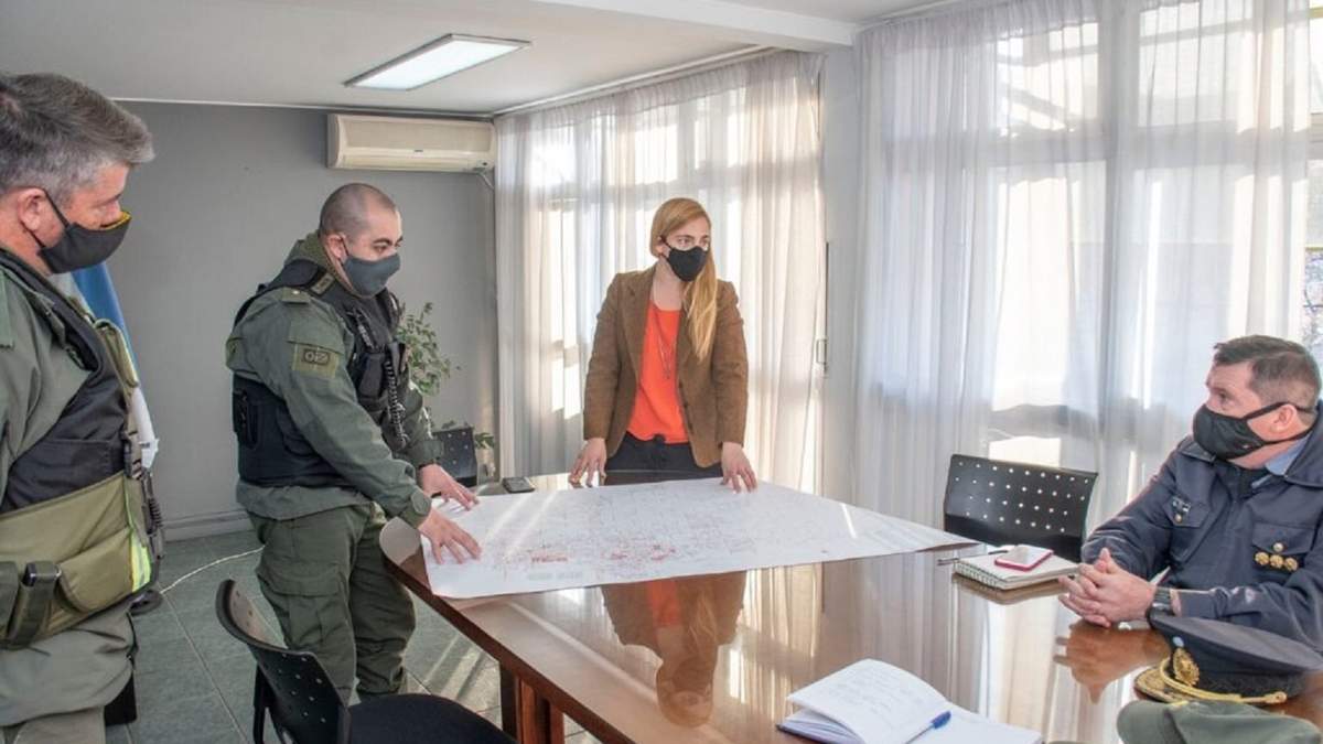 Gendarmería Nacional con Policía rionegrina reunidos con la intendenta María Emilia Soria. Fuente: (Twitter)