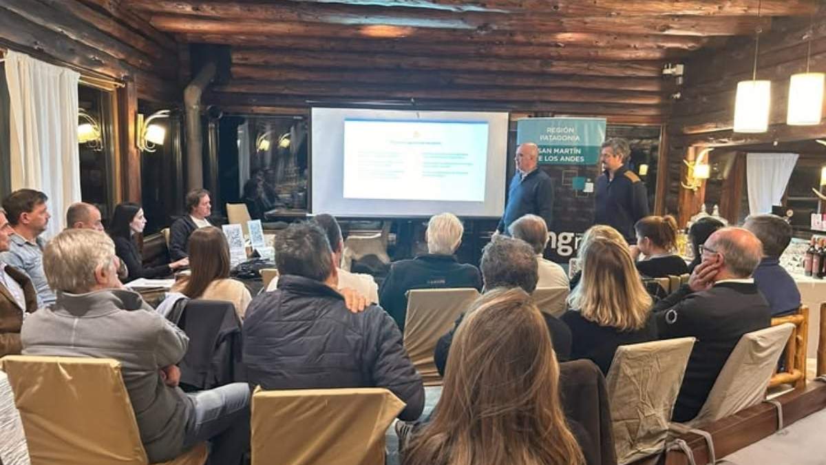 Reunion de hoteleros en San Martín de los Andes. Fuente: (Fm del Lago)