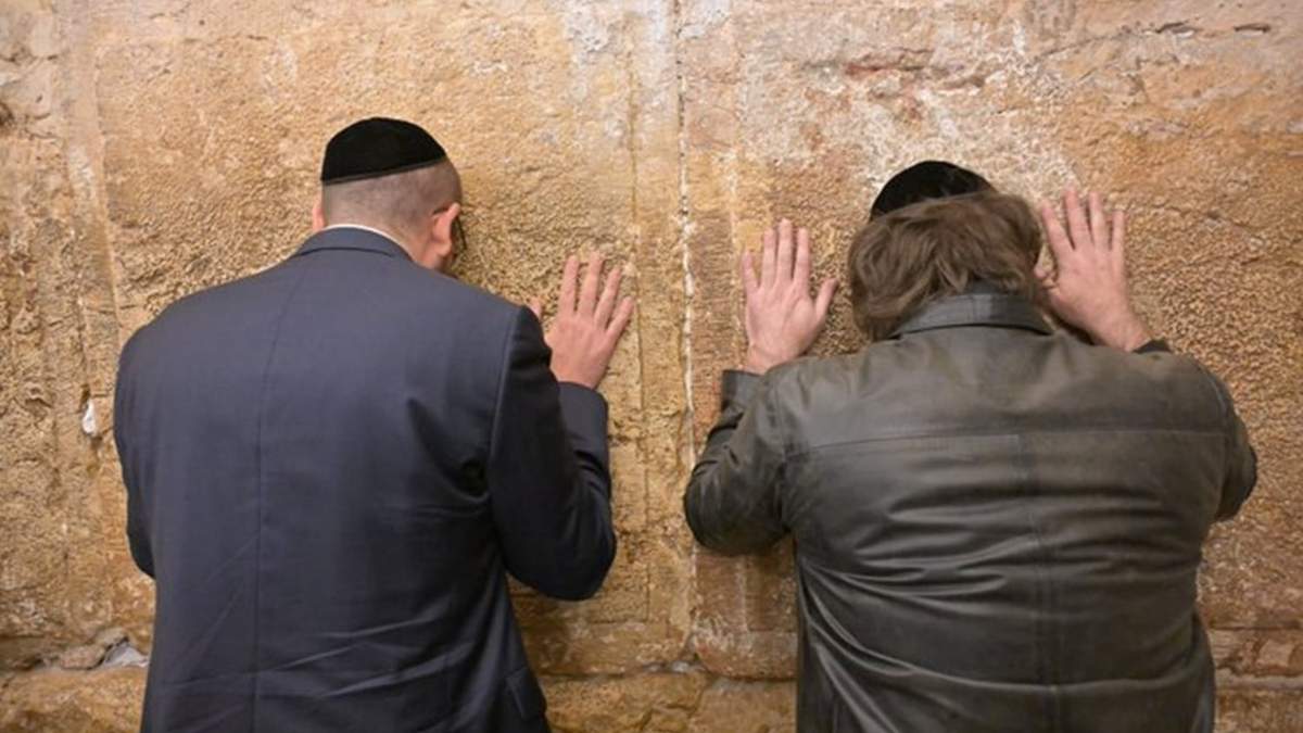 Javier Milei llegó a Israel y visitó el Muro de los Lamentos