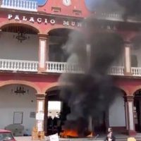 Vecinos de Otumba queman llantas frente a alcaldía en demanda de auxilio para abatir incendio