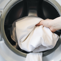 El truco de la abuela para quitarle las manchas a las fundas de almohadas blancas y dejarlas como nuevas