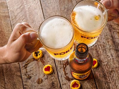 Cerveza regalará porrones a quienes cumplieron años en cuarentena