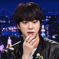 No estuvo solo: los singulares looks que usó Jin de BTS para su viaje a Estados Unidos
