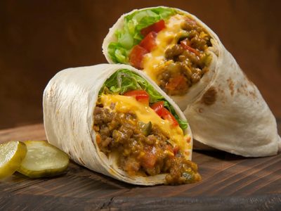 Burrito burger: llevá a otro nivel la comida con amigos con esta receta simple, que es una bomba de sabor