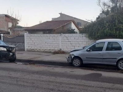 Policía alcoholizado casi mata a empleados municipales y chocó contra un auto estacionado