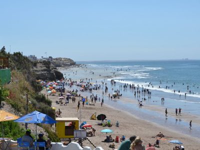 ¡Escándalo en Las Grutas!: Una turista "liberal" y la policía en plena playa... Mirá
