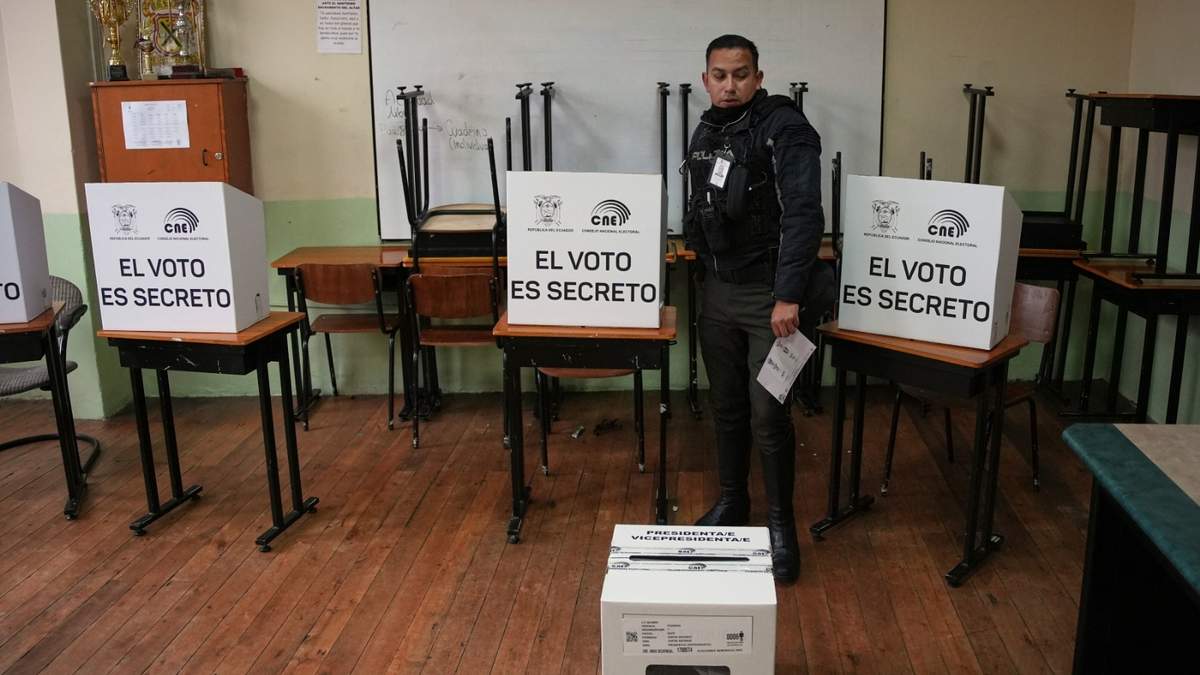 Un oficial de policía sostiene su boleta durante la segunda vuelta de las elecciones presidenciales en Quito, Ecuador, el domingo 13 de abril de 2025