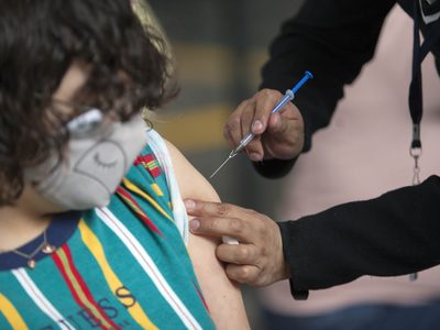 Desigualdad en acceso a vacunas covid-19 empaña un 2021 que ha dado esperanza a pacientes