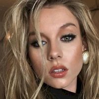Ester Expósito se puso un vestidito blanco que "sin querer" olvidó abrochar y... ¡Al suelo!