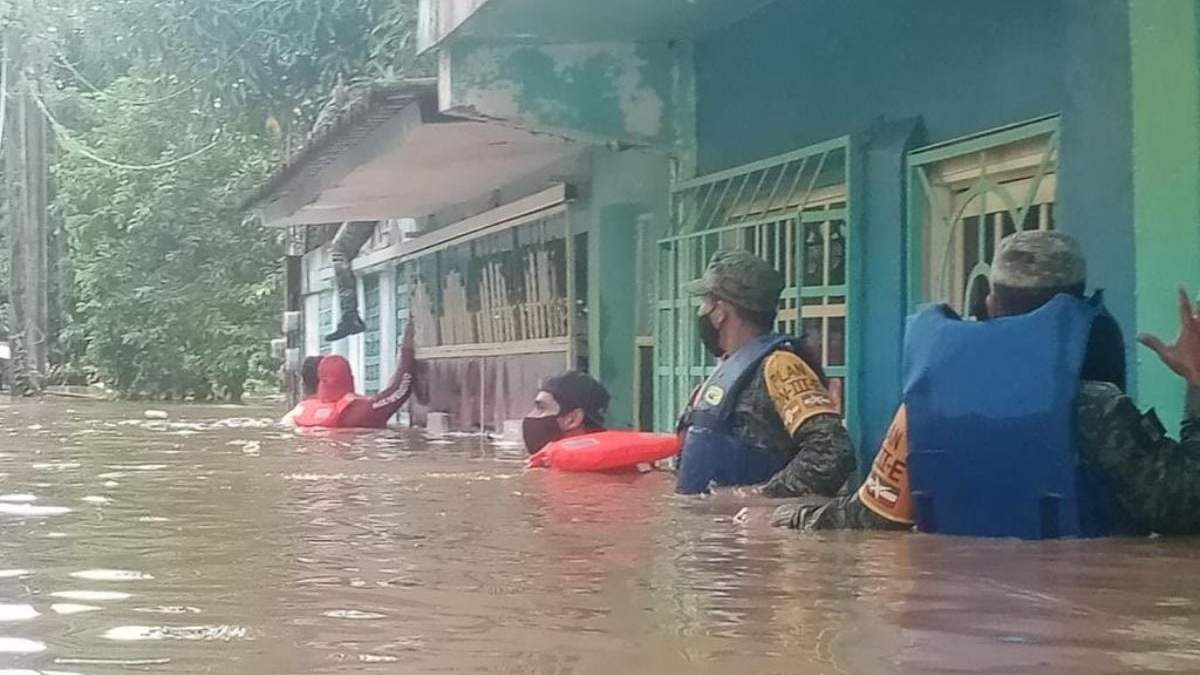 Personal del Ejército ayuda a habitantes de Veracruz