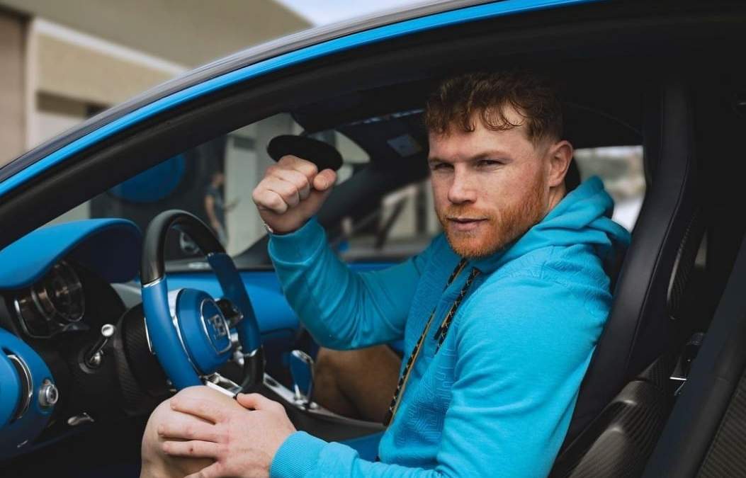 Saúl Canelo en su Bugatti Chirion