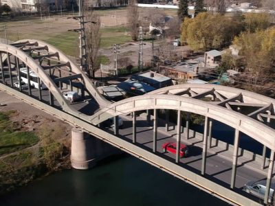 Pidieron a Vialidad Nacional que arreglen el puente entre Neuquén y Cipolletti para pintarlo