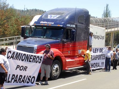 Camioneros toman más rutas en Chile: el ministro del Interior viaja al norte para abordar la crisis