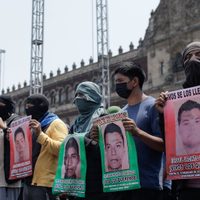 AMLO acepta recibir a los padres de los 43; levantan plantón de Palacio Nacional