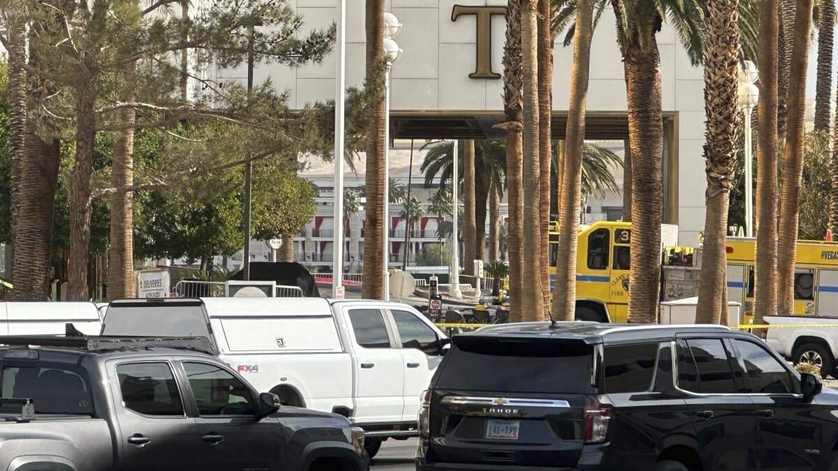 La policía bloquea el área donde un vehículo se incendió y estalló fuera del vestíbulo del hotel del presidente electo, Donald Trump, el miércoles 1 de enero de 2025