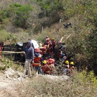 Suman 18 los muertos por accidente de autobús que trasladaba simpatizantes de Morena
