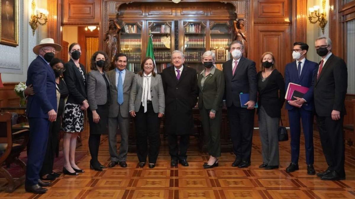 La secretaria de Energía de EU, Jennifer Granholm, con el presidente López Obrador y las delegaciones de ambos países