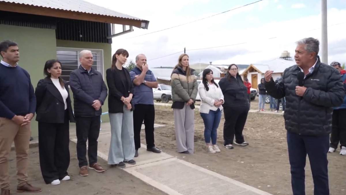 El momento en que el gobernador le pedía al intendente que revea la polémica ordenanza. Fuente :(@ Rolo_Figueroa)