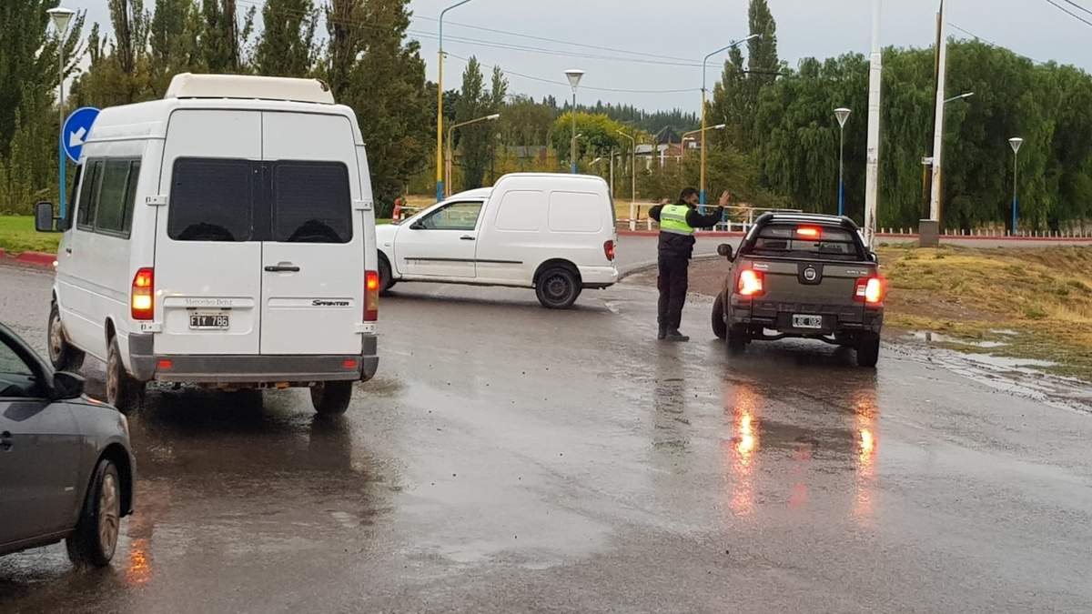 Interrupción del tránsito en Ruta 7, luego del temporal. Fuente: (Twitter)