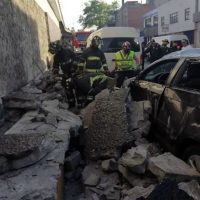 Se desmorona puente vehicular en Circuito Interior y caen trozos de muro sobre vehículos