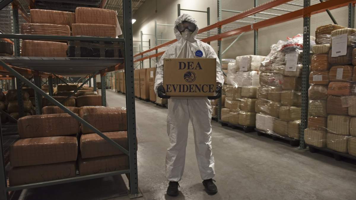 Bodega de drogas decomisadas por la DEA en Tucson, entre ellas marihuana, metanfetaminas y fentanilo