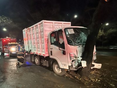 Camioneta de limpia con trabajadores a bordo choca contra árbol en Periférico sur; hay 12 heridos