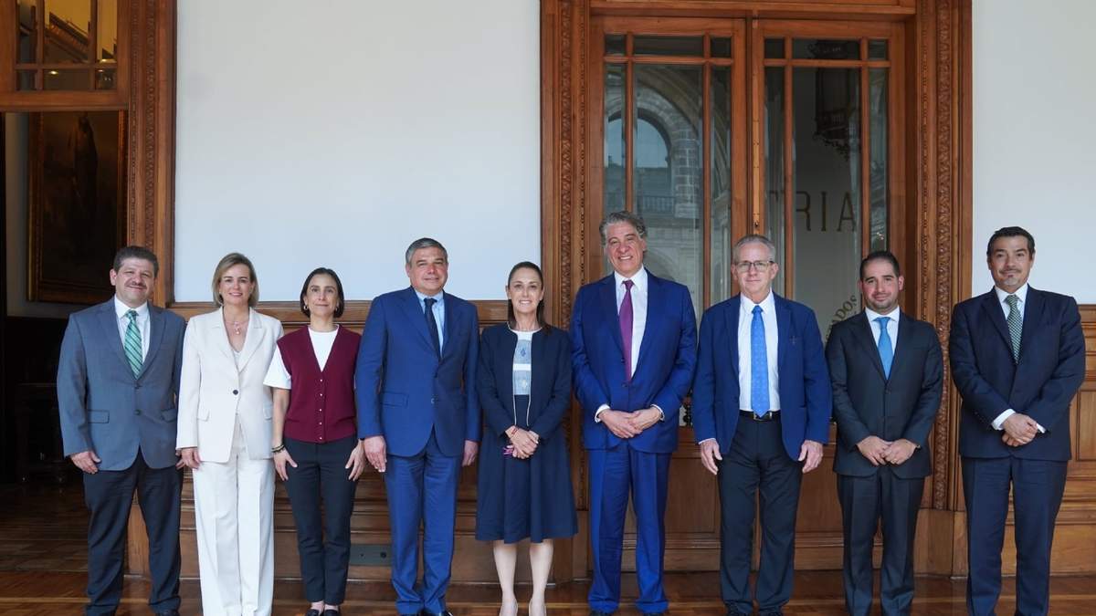 La presidenta Claudia Sheinbaum y su equipo con Lorenzo Simonelli, presidente y director ejecutivo de Baker Hughes