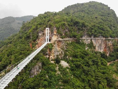 Así es el “Dragón Blanco”, el puente de vidrio más largo del mundo que se inauguró en Vietnam