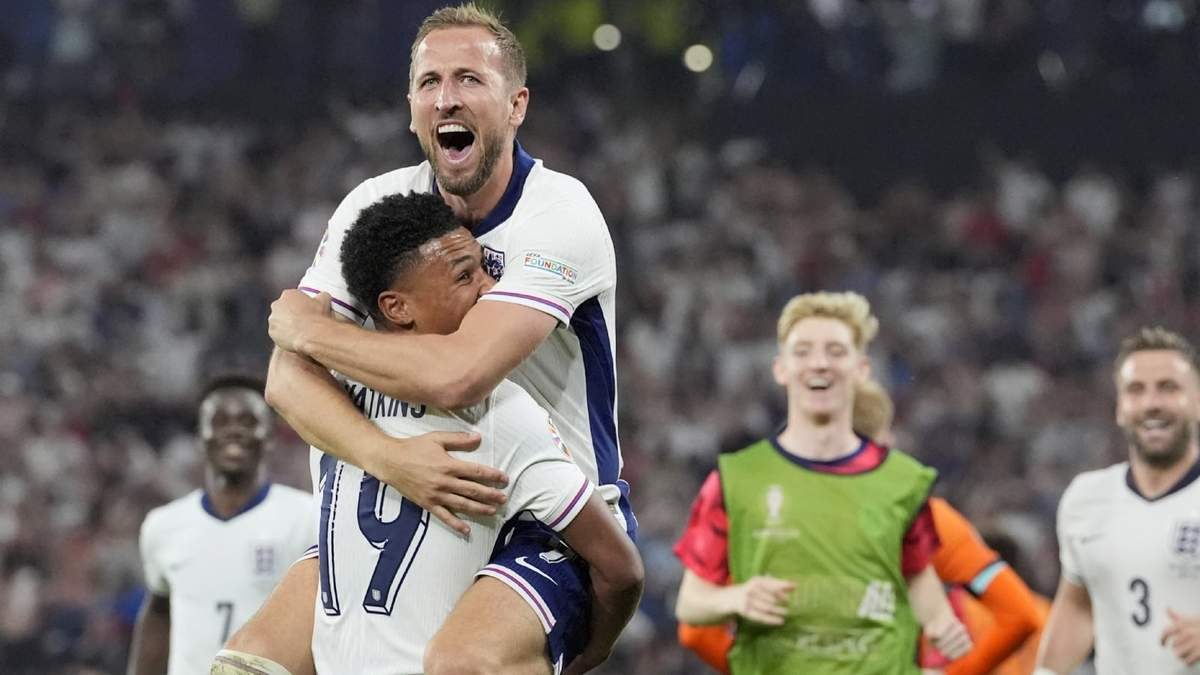 Harry Kane salta a los brazos de Ollie Watkins, su compañero que consiguió el tanto del triunfo de Inglaterra sobre Holanda