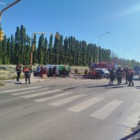 Dos personas gravemente heridas al chocar un minibus y un auto en la Ruta 22