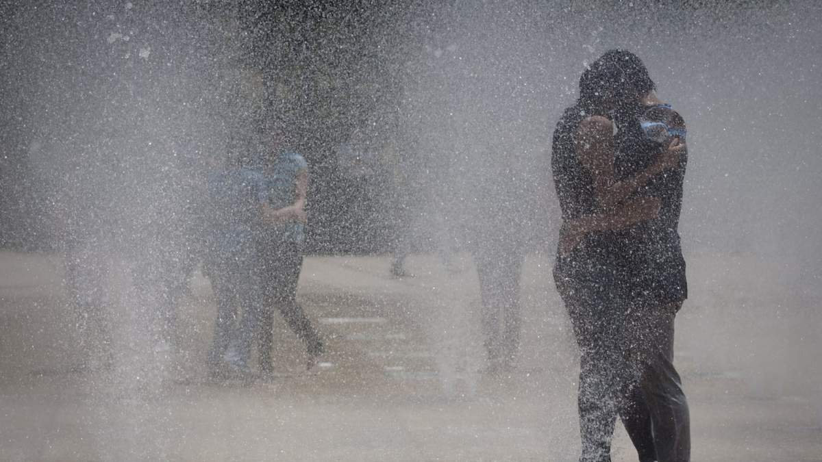 Calor en la explanada del Monumento a la Revolución, Ciudad de México