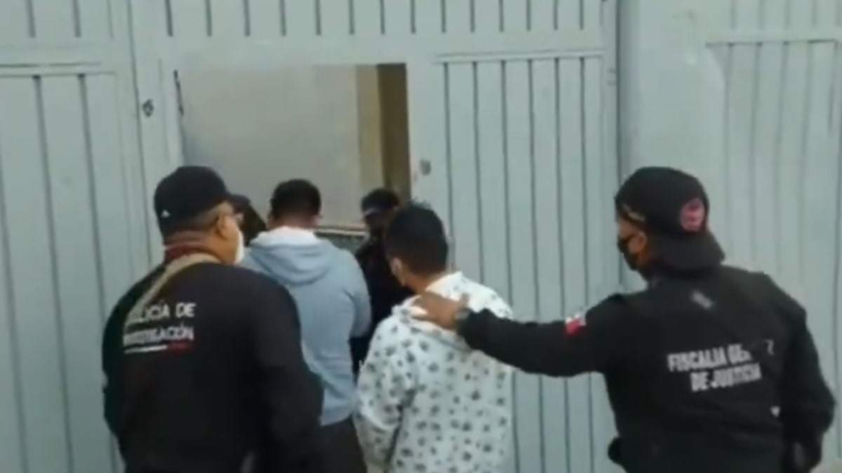 Los policías detenidos durante su ingreso a prisión