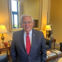 Presentan cargos a senador demócrata Bob Menendez por sobornos