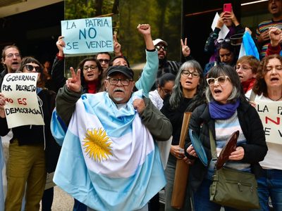 Argentinos en México protestan por “decretazo” de Milei