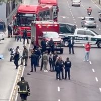 Octogenaria muere atropellada por un motociclista; éste también fallece al huir y chocar con un taxi