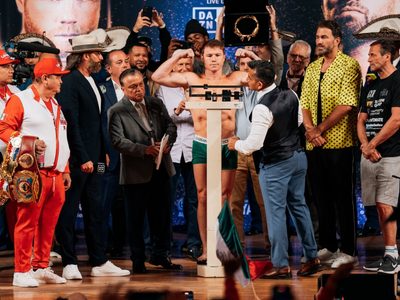 En ceremonia con mariachi, Canelo y Ryder dan el peso para la pelea de este sábado