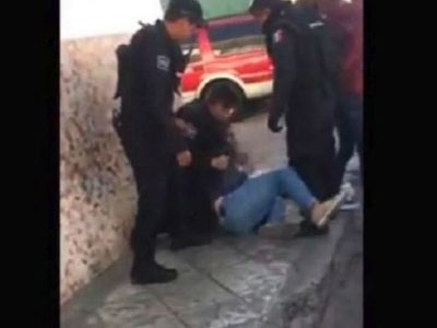 Policías de San Juan del Río detienen a joven... a patadas y puñetazos (Video)