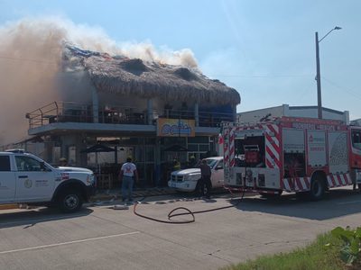 Atacan restaurante-palapa con bombas molotov en Coatzacoalcos