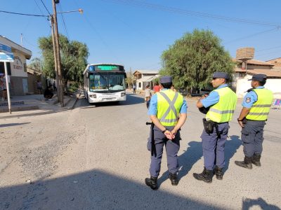 Vecinos de Centenario retuvieron un colectivo interurbano en reclamo a la falta de agua
