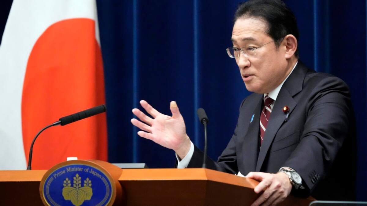 El primer ministro japonés Fumio Kishida habla en una conferencia de prensa en Tokio
