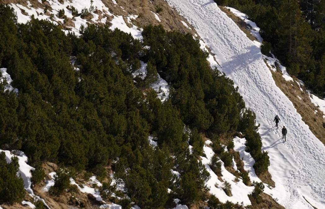 Gente trepando cerca de la cumbre de 2 mil 334 metros del Hafelekar, en los Alpes, en Innsbruck, Austria