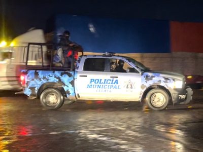 Policías municipales de Celaya golpean y someten a reporteros